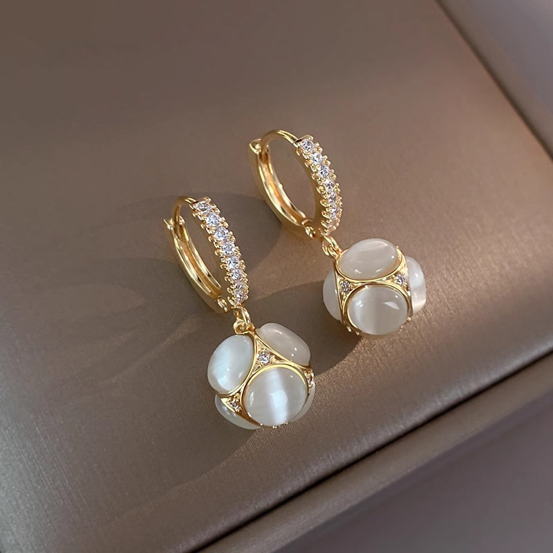 High-End Cat's Eye Stone Earrings 2025 New Trendy Women's Accessible Luxury Niche Design Popular Hot Style Earrings