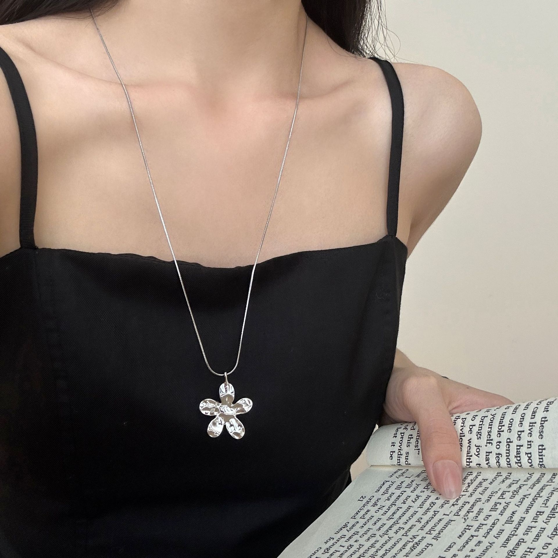 Korean Style Pull-Out Flower Necklace New Ins Trend Female Simple Niche Fashion Long Sweater Chain Snake Bone Chain