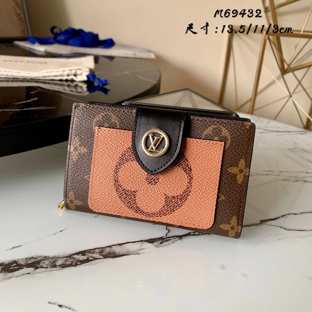 Top-grade original M69432 yellow-and-brown Monogram Juliette wallet, featuring a chic front pocket crafted from Monogram Giant Reverse canvas, set off by the iconic Monogram canvas. Compact design with card slots, a banknote pocket, and a zippered coin compartment, paired with...