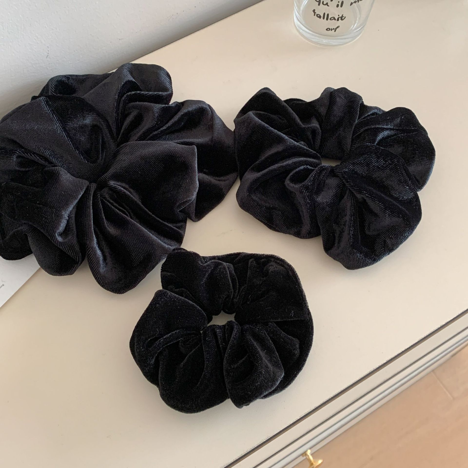 High-grade autumn and winter velvet hair band French retro fat large intestine ring elegant black ball head hair rope large intestine hair band