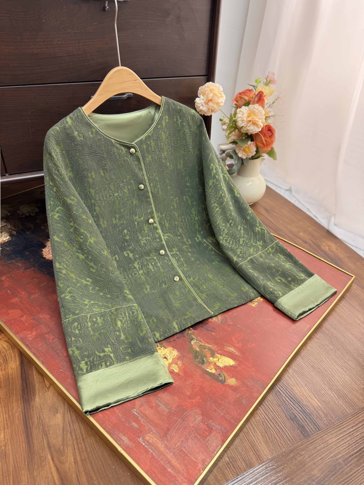 New Chinese-Style Silk Jacket 2026 Spring New Model with Round Neck Design, Elegant and Age-Reducing Long-Sleeve Luxurious Top