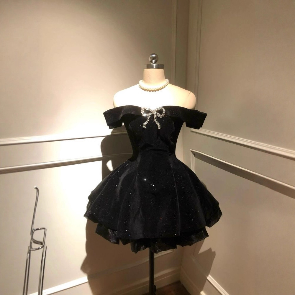 Niche Exquisite Hepburn-Style Waist-Cinching Off-Shoulder Princess Dress for Parties and Dates, Little Black Dress with Subtle Sparkle, Pure Desire Dress for Women