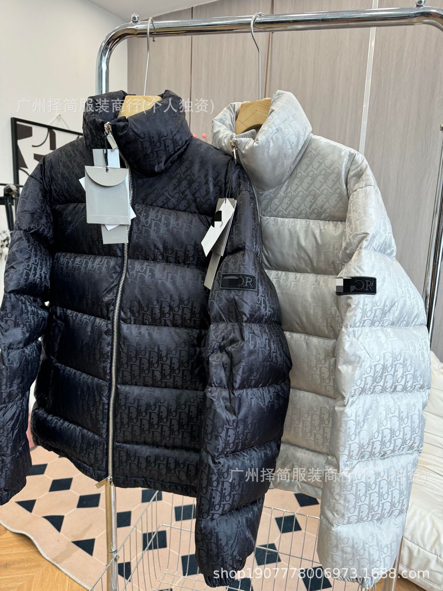 Correct Foreign Trade Version of down Cotton Dior-Style Monogram Full-Print Stand-Collar Cotton Jacket for Men and Women, Autumn and Winter Couple's Warm Coat QC-foto från 1688 på Qualit.ly