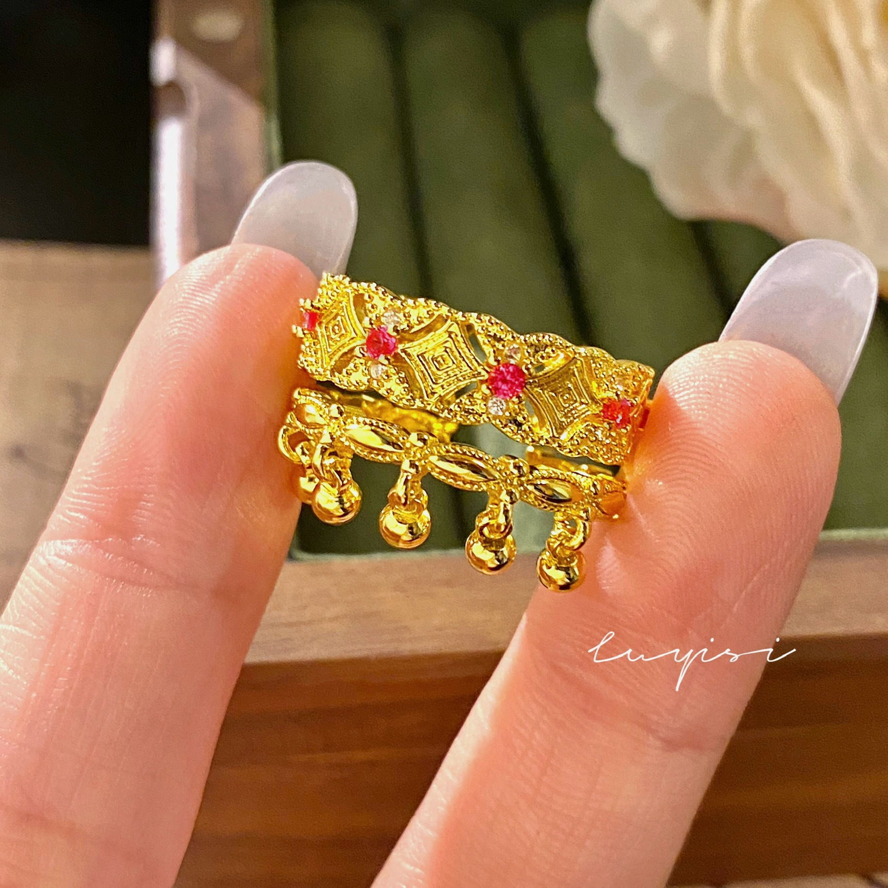 New Palace Style Ancient Hollow-out Diamond-encrusted Ring Ancient Tassel Small Swaying Bell Stacked Ring