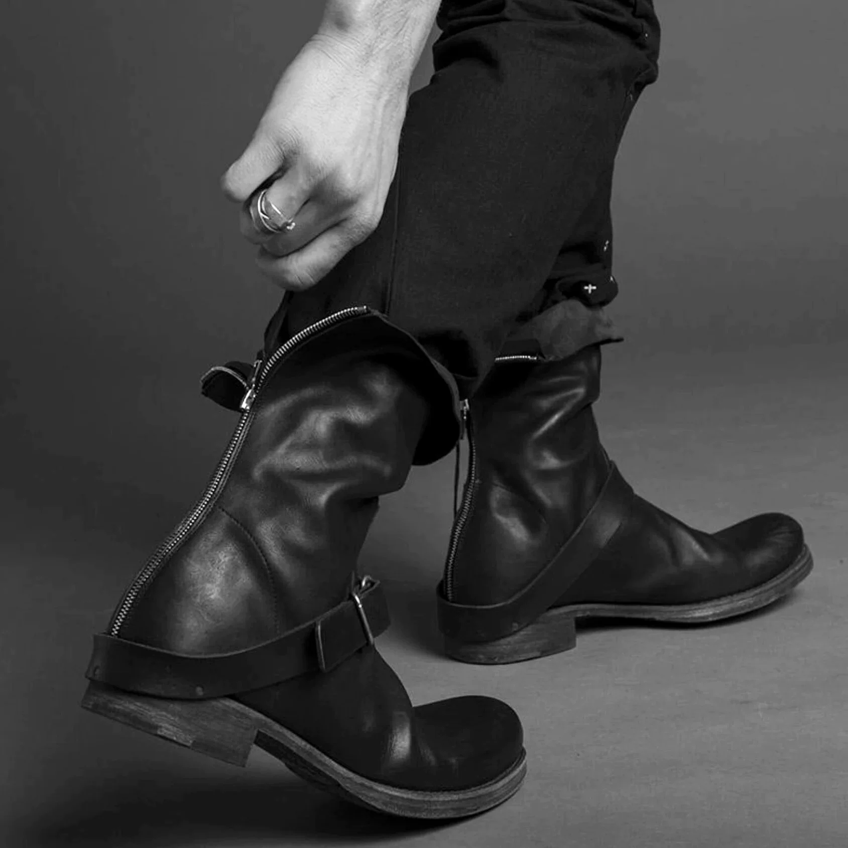 Men's and women's vintage Martin boots, washed leather short boots, thick soled belt buckles, men's midsole boots, dark midsole cycling boots