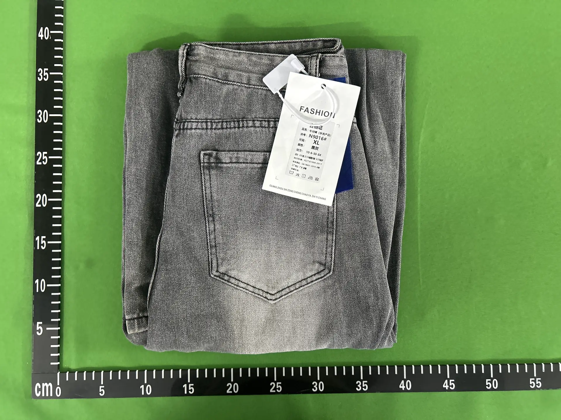 Gray's vintage silhouette curved jeans for men, featuring a vintage look and a pleated cat whisker wash, are loose and wide leg floor length pants