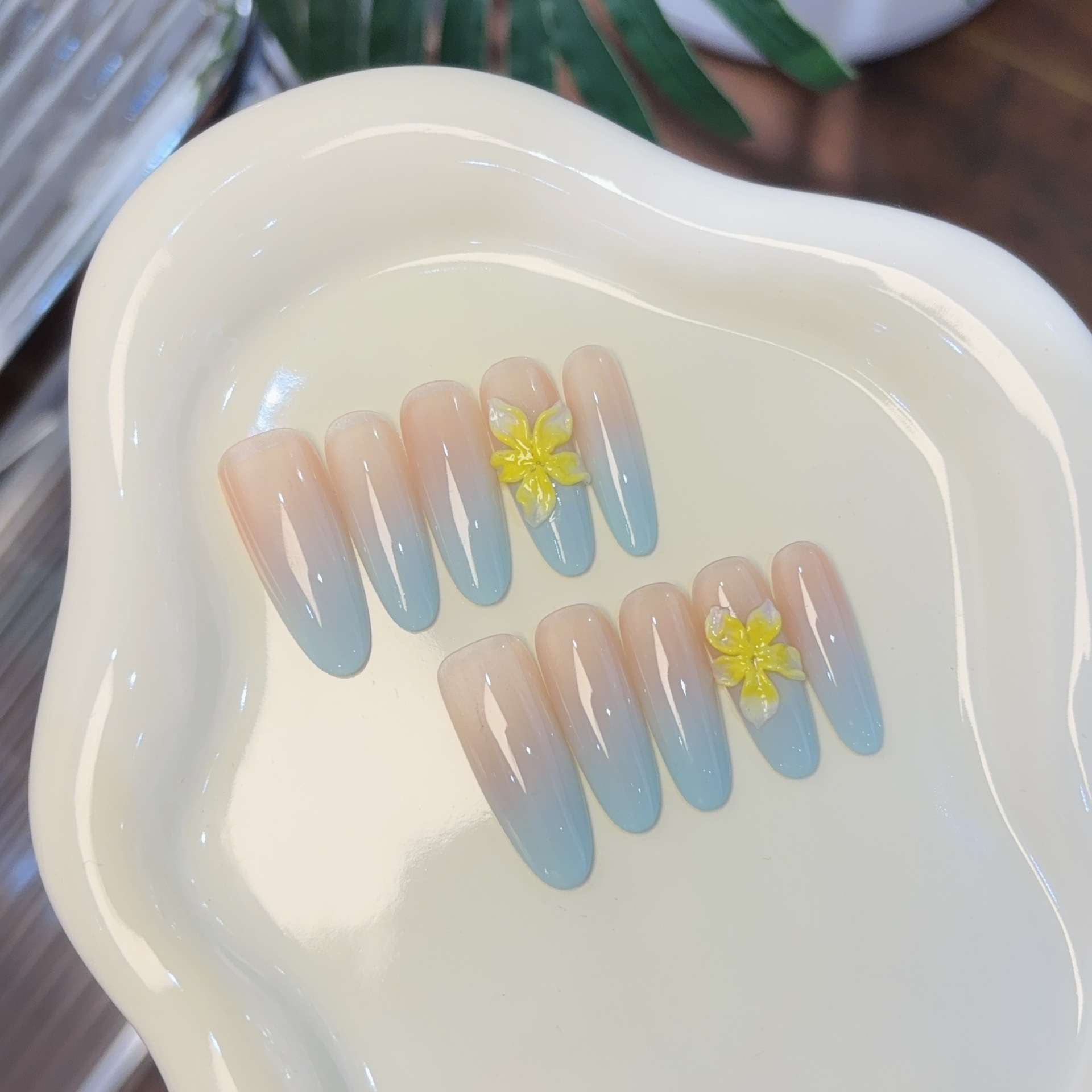 [Egg Flower] Summer French Hand-worn Armor Long White Finished Fine Nail Patch False Nail