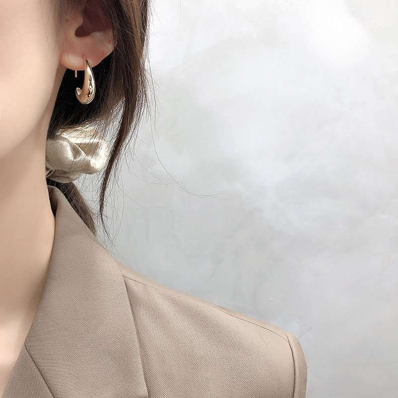 European, American, and Korean Minimalist Style Plain Hoop Earrings Wholesale, Ins Fashion Simple Light Luxury High-End Compact C-Shaped Earrings for Women