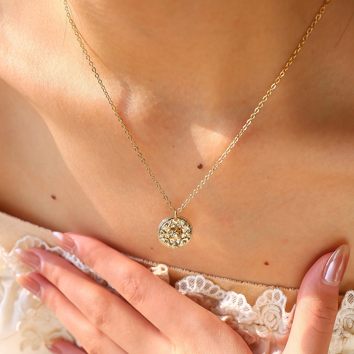 Cross-Border Ins Fashion Gold Coin Necklace Jewelry Alloy Round Flower Pendant Simple Elegant Clavicle Chain