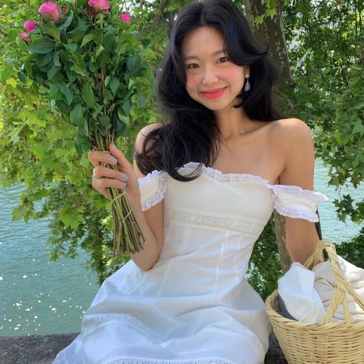 Now South Korea Dongdaemun designer S * u white lace feve same style dress
