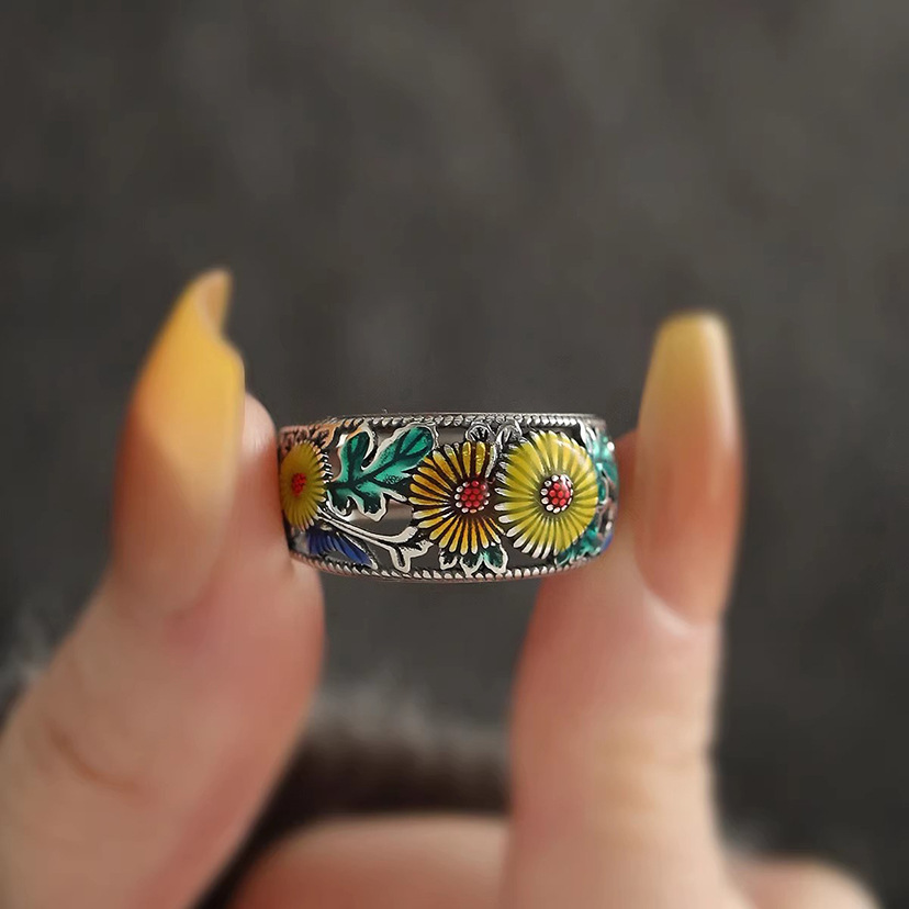 Vintage Chrysanthemum Ring for Women, Ethnic Style, Ancient Craftsmanship, Distressed Open Ring Jewelry, Unique and Fashionable for Men and Women, Versatile