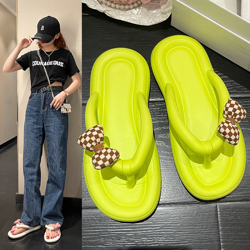 Feeling Soft Bottom Sandals and Slippers for Women's Home 2024 New Candy Color Cute Clip Feet Outer Wear Beach Flip-Flops
