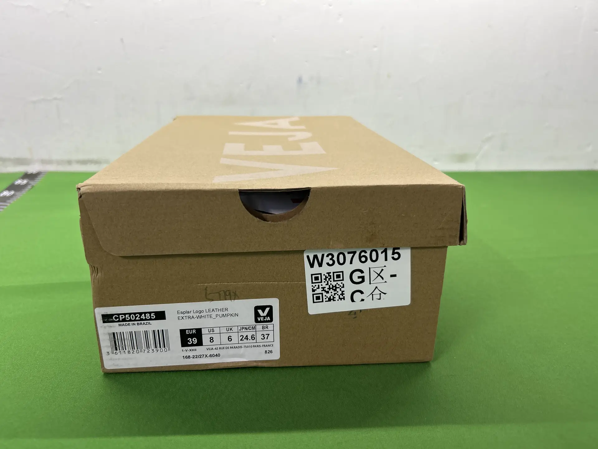 V e j a - leather white board shoes