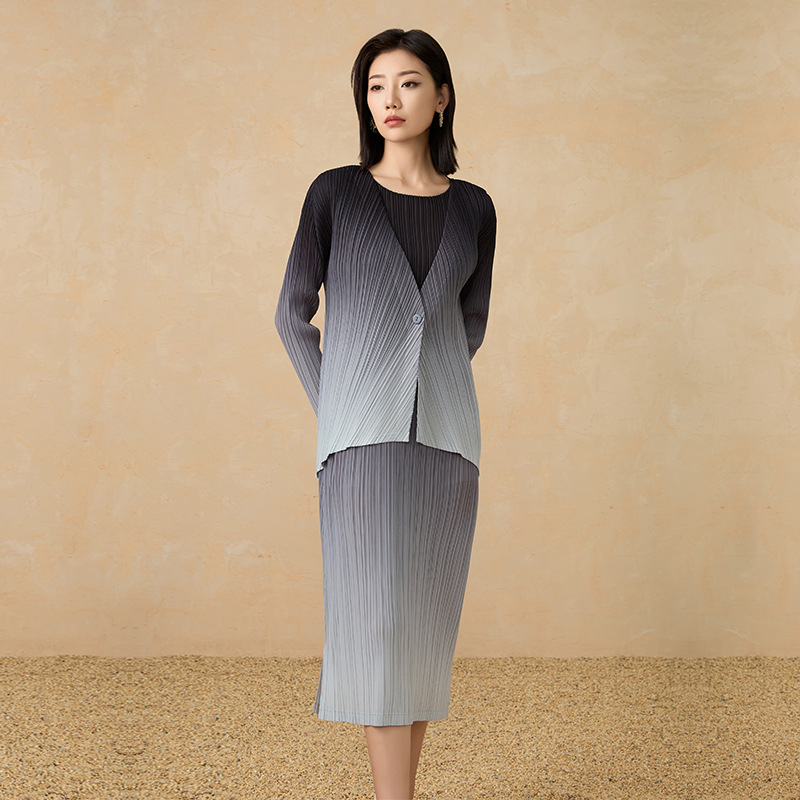 Gradient Color Two-Piece Set 2025 Pleated Short Cardigan Jacket New Slimming Look High-End Foreign Style Women's Versatile Vest Dress