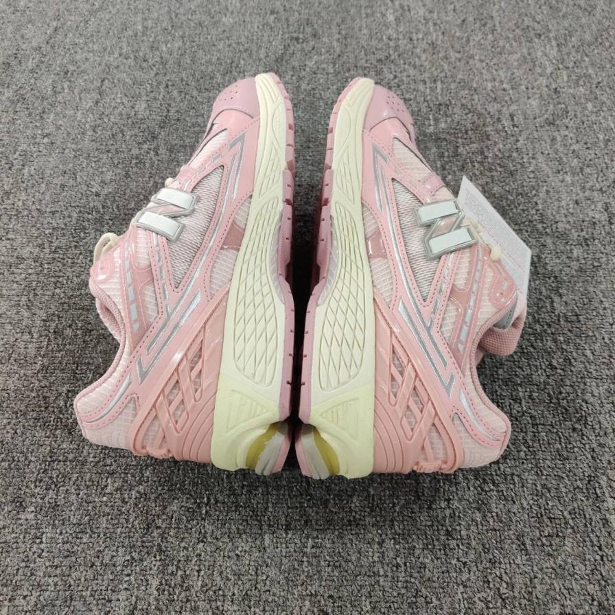 New Balance 1906R Pink Sneakers QC