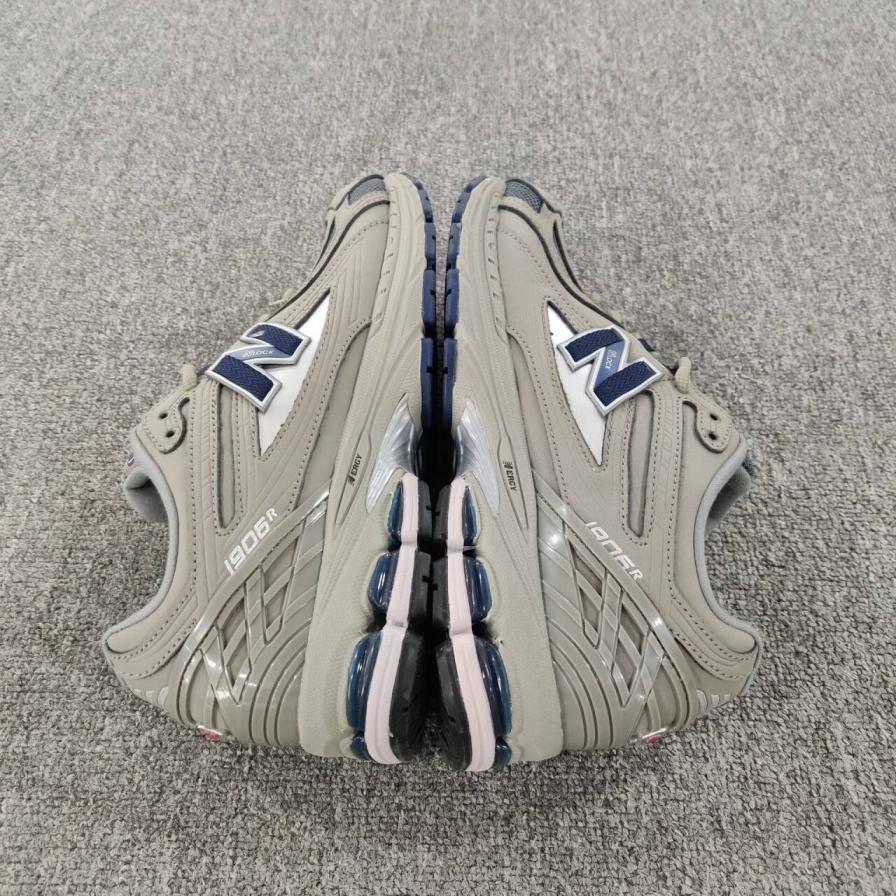 New Balance 1906R Sneakers QC
