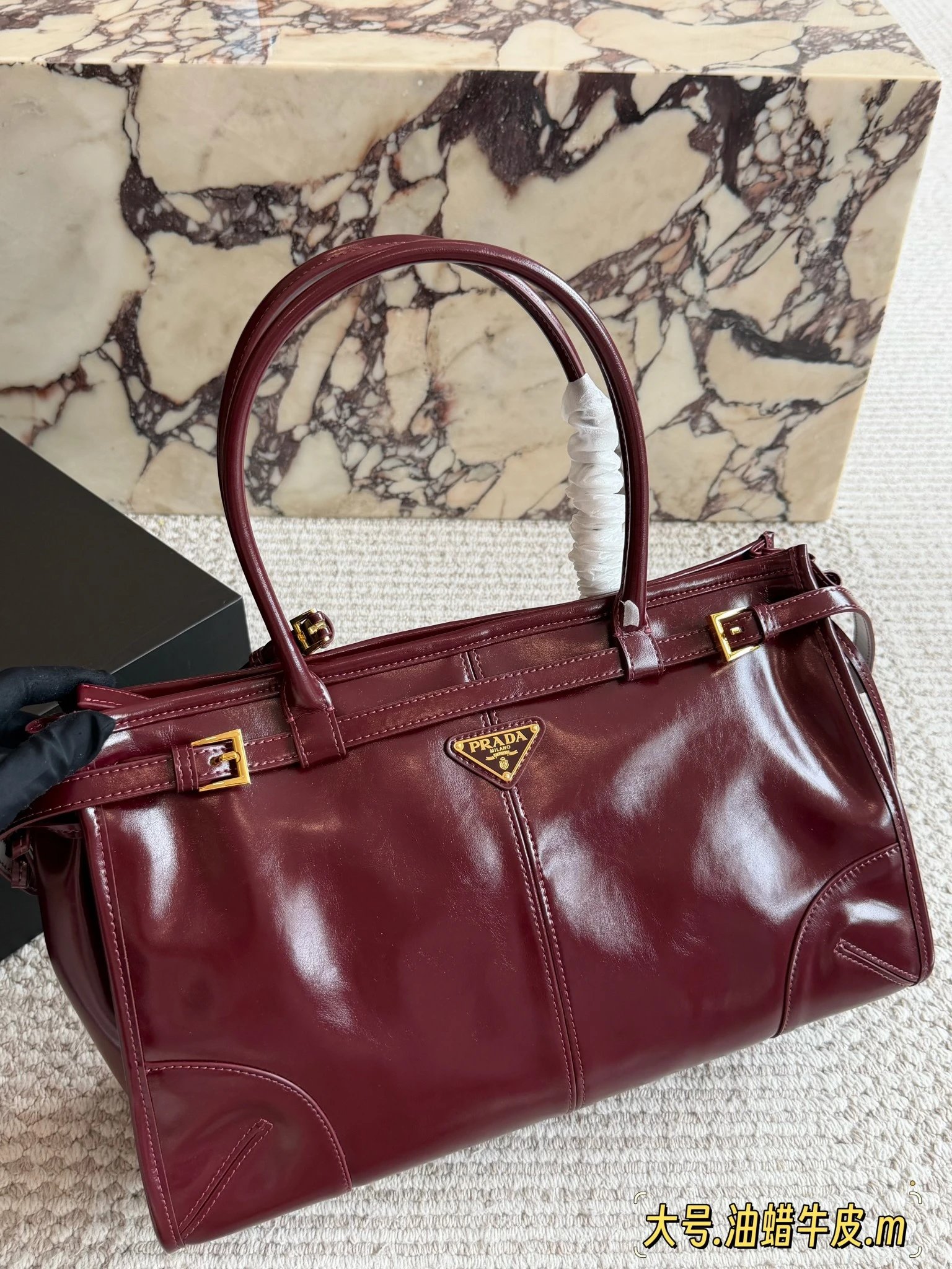 头层油蜡牛皮Prada Soft Lux大号手袋，复古又高级。大号尺寸（约38×12×23cm），容量超足，通勤或短途出行都很OK！手柄+可调节肩带，手提斜挎随心切换，实用又时髦。Soft Lux系列