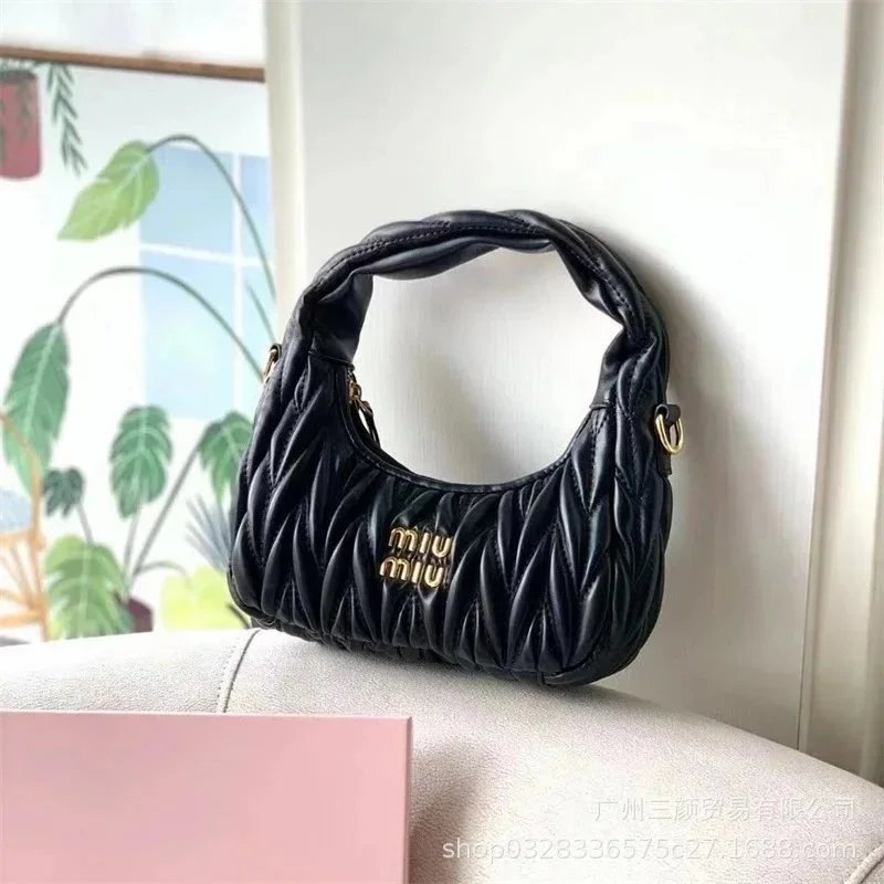 m女士月牙挎包WhatsApp: +853 6686 4886