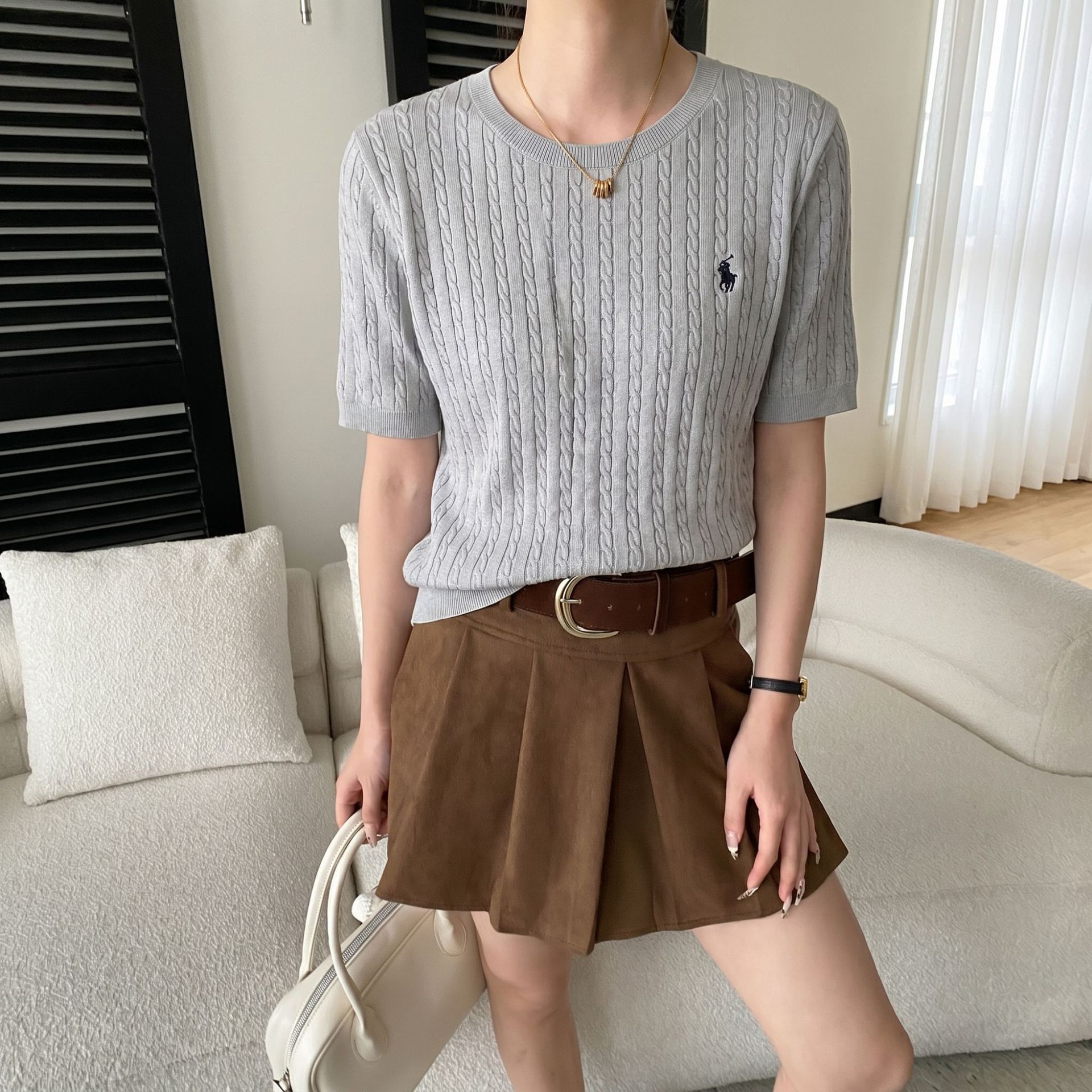 New College-Style Short-Sleeve T-Shirt with Seahorse Embroidery, Cable Knit Round Neck, Versatile, Age-Reducing Long-Sleeve Summer Top