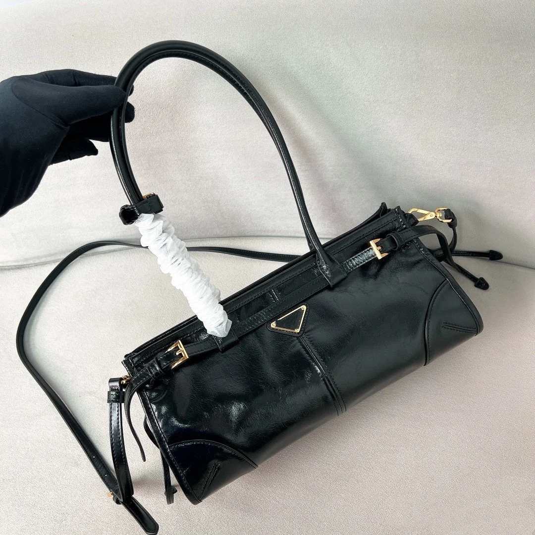 Popular New Fashion Women's Bag Oil Wax Cowhide Triangle Logo Long Handle Handbag Crossbody Women's Bag Versatile Casual QC-foto från 1688 på Qualit.ly
