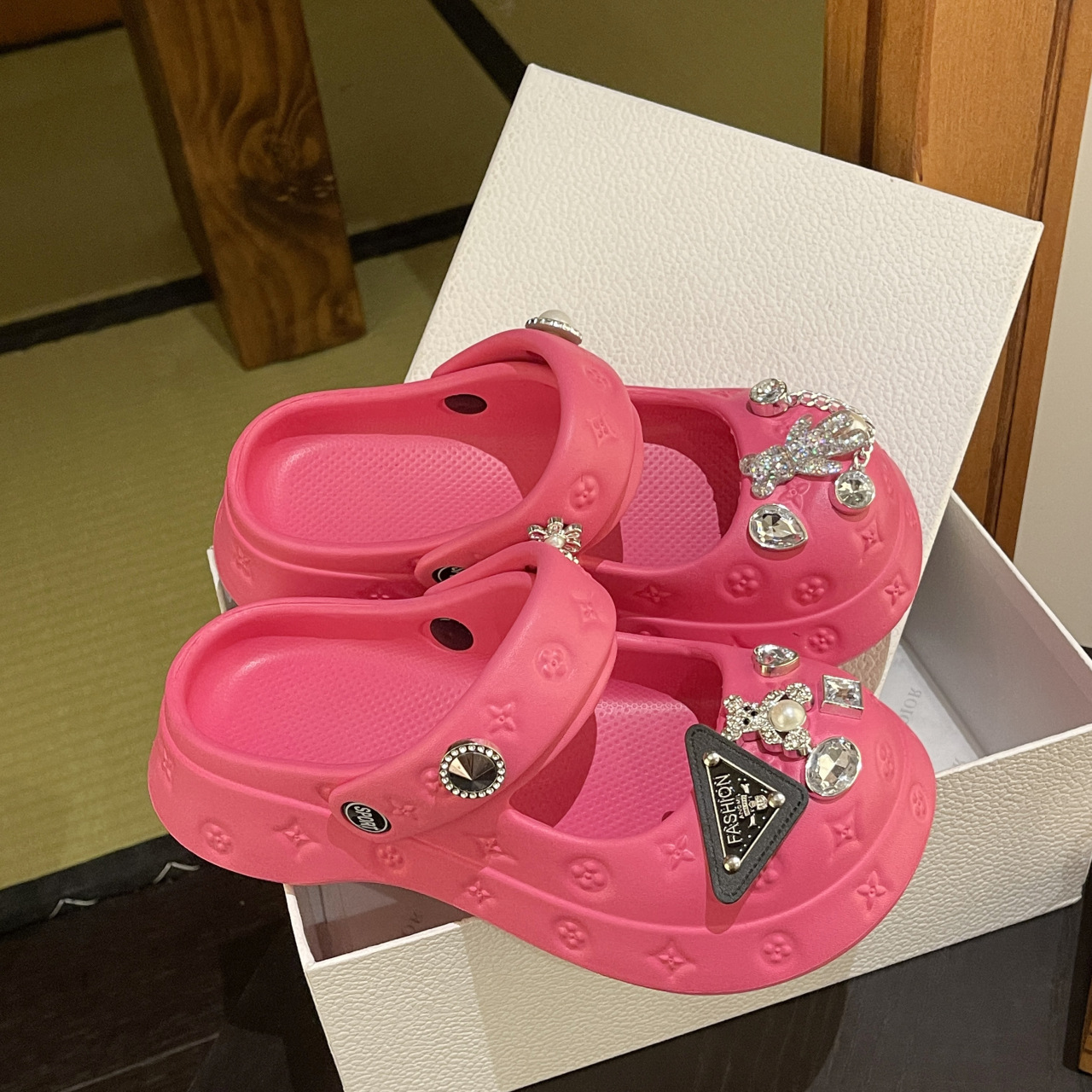 Croc Shoes Women's Ins Trbottomy Cute Cartoon Sandals Summer Non-Slip Thick-Soled Beach Shoes Outer Wear Fashionable Toe-Cap Slippers