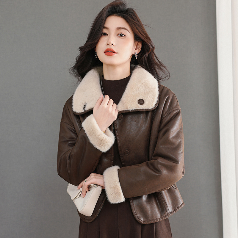 Elegant and Luxurious Women's Clothing, High-End Reversible Leather and Fur Integrated Coat, New 2025 Thickened Model