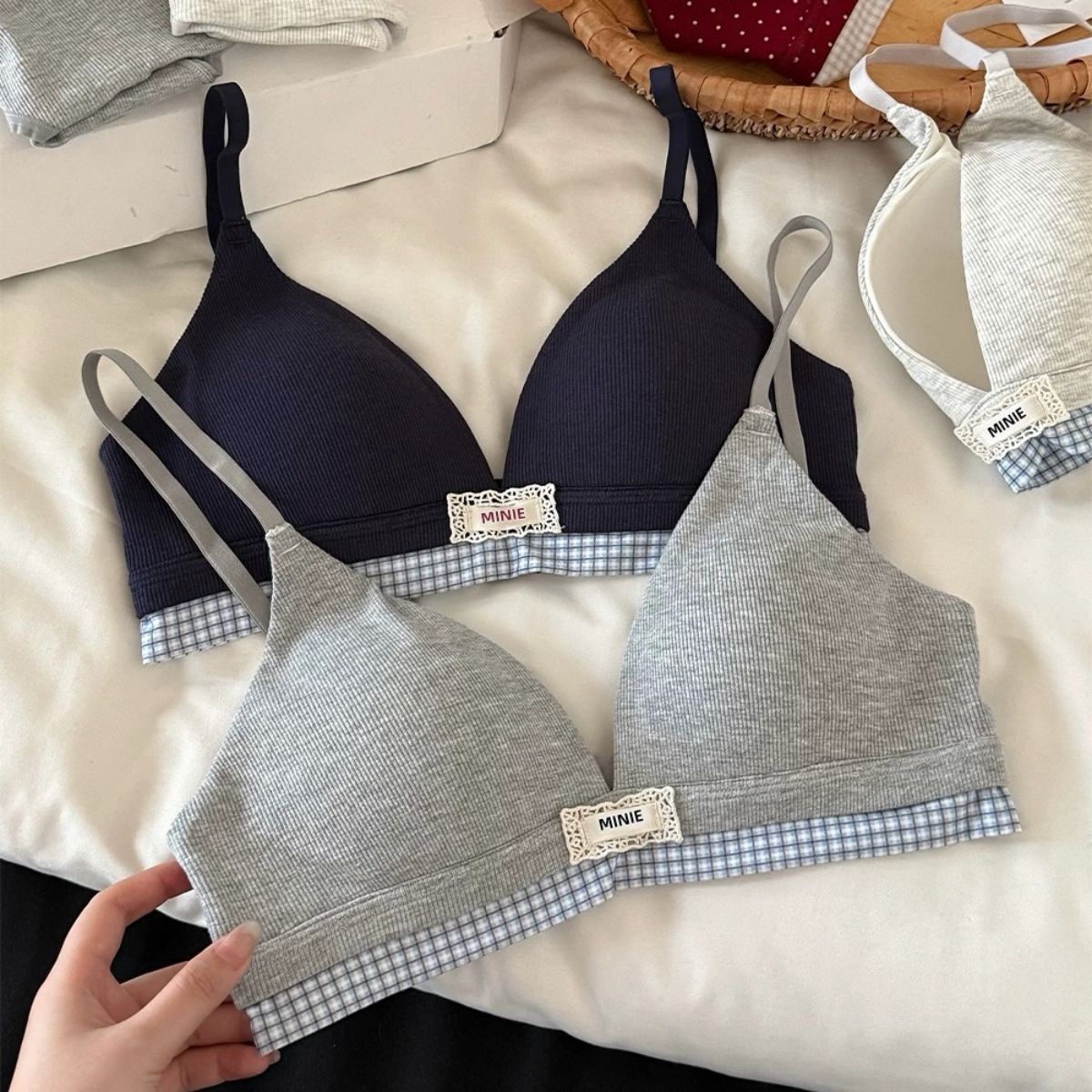 Korean-Style Plaid Triangle Bra for Girls, Thin Style for Small Busts, No Underwire, Gathers and Prevents Sagging, Side Breast Reduction Bra