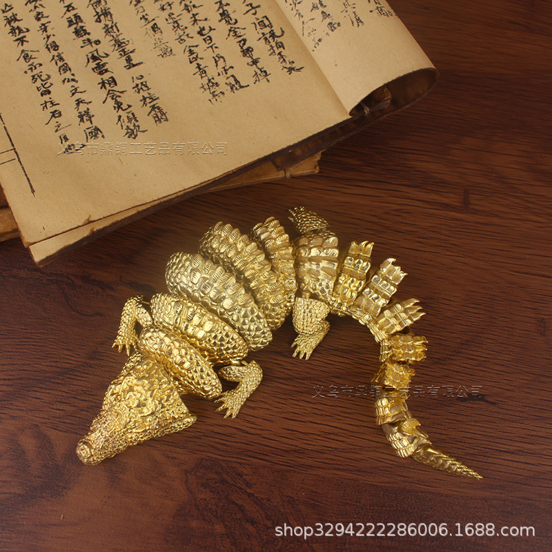 Brass crocodile 3D design random rotation retro do old home desktop creative crocodile ornaments manufacturers wholesale