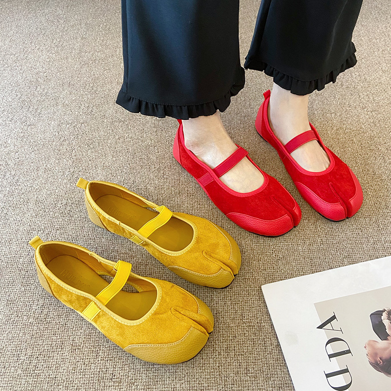 Hui Liya F2560-1 Retro Casual Classic Split-Toe Pig Trotter Shoes 2026 New Spring Style with Single Strap and Color-Blocking Velvet