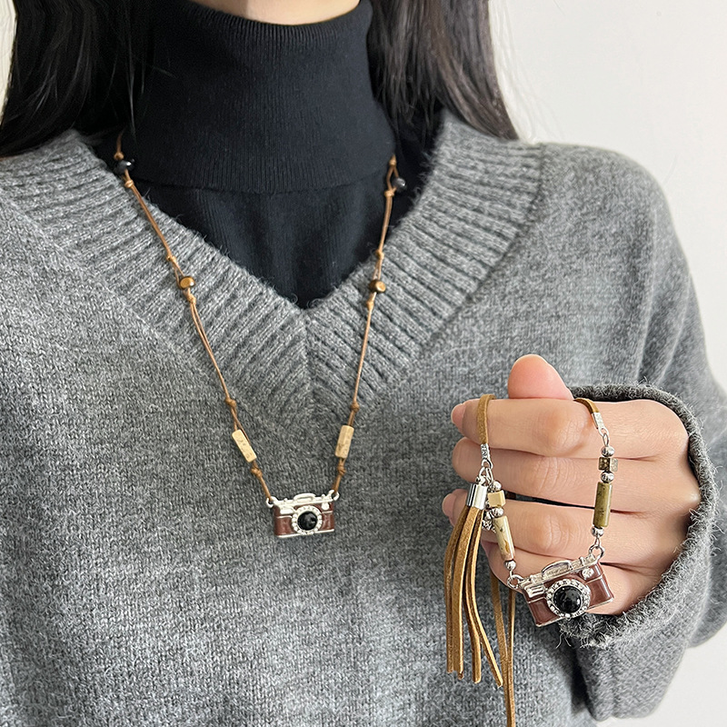 Vintage Maillard brown Camera Necklace Women's Autumn and Winter Niche Light Luxury High-end Sense Woolen Chain Unique Personalized Accessories