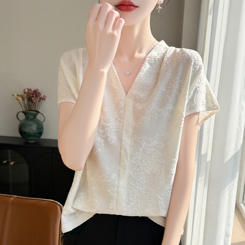 Elegant and Sophisticated V-Neck Jacquard Short-Sleeve T-Shirt for Women, Black Slim-Fit Slimming Knit Top with Silk for a High-End Fashion Look
