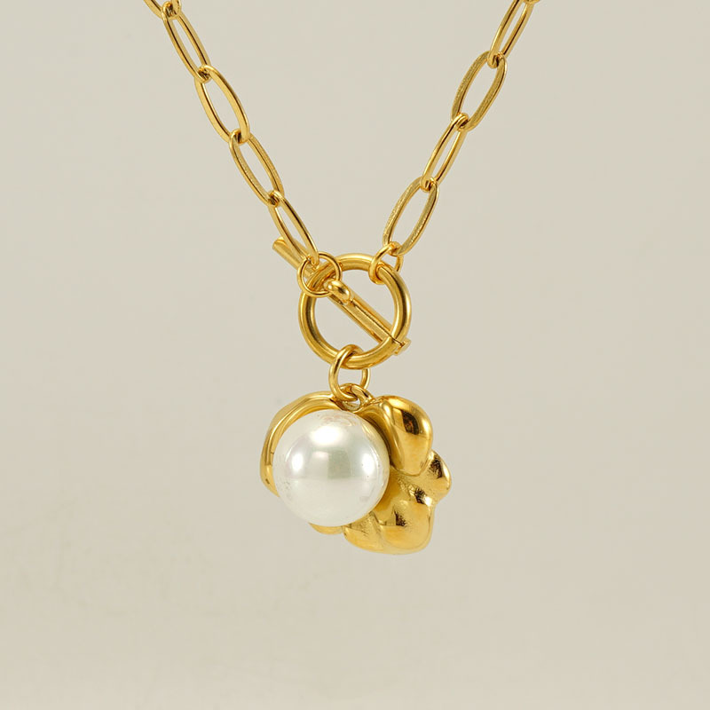 2023 new European and American titanium steel pearl necklace female niche design 18k High sense otbuckle necklace jewelry wholesale