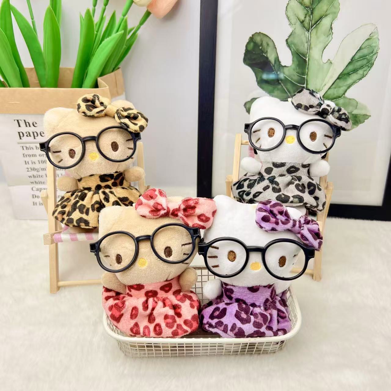 Hot-Selling New Retro Wild Leopard Print Doll Pendant, Super Cute Leopard Print Glasses Kt Bag Charm, Small Chanel-Style Doll