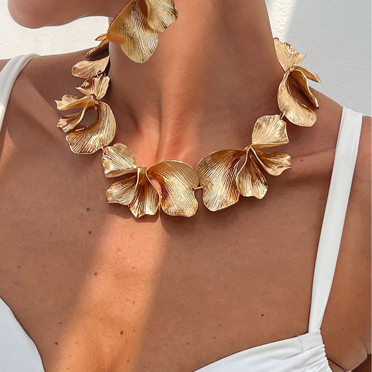 European and American Metallic Pattern Flower Collarbone Necklace Retro Personalized Simple Niche Elegant High-grade Necklace for Women