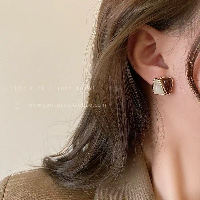 Retro Caramel Color Earrings, Niche Design Earrings for Women, New 2025 Hot Style, Accessible Luxury, High-End Square Earrings