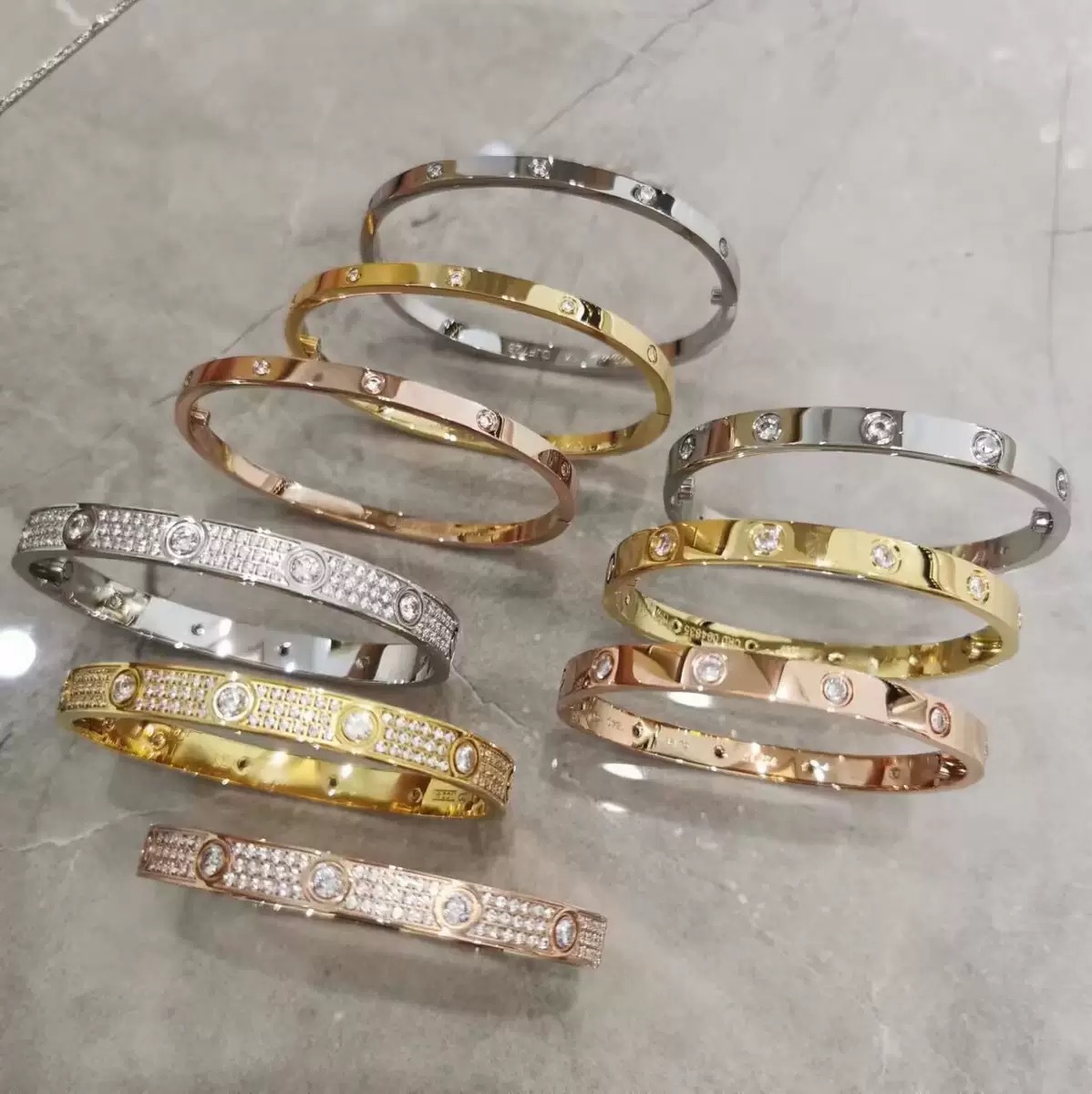 High-End Wide and Narrow Version Gold Titanium Steel Bracelet with Starry Sky Pattern, Thick 18K Gold-Plated Rose Gold Fashion Couple Love Bracelet Foto QC de 1688 na Qualit.ly