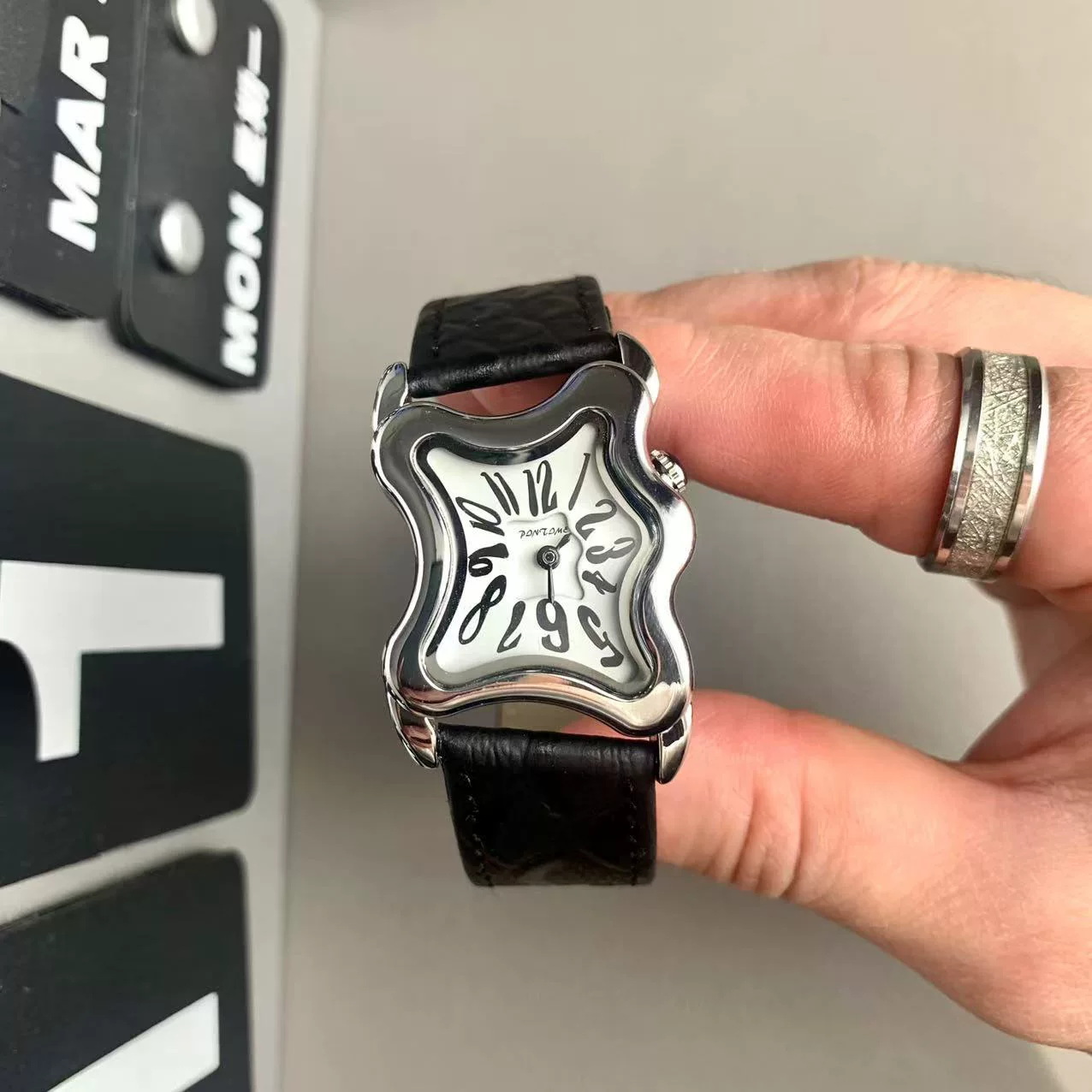 New Y2K Millennium Twisted Melted Watch for Men with a Small Personality, Ins with High Quality Art, Vintage Women's Quartz Watch