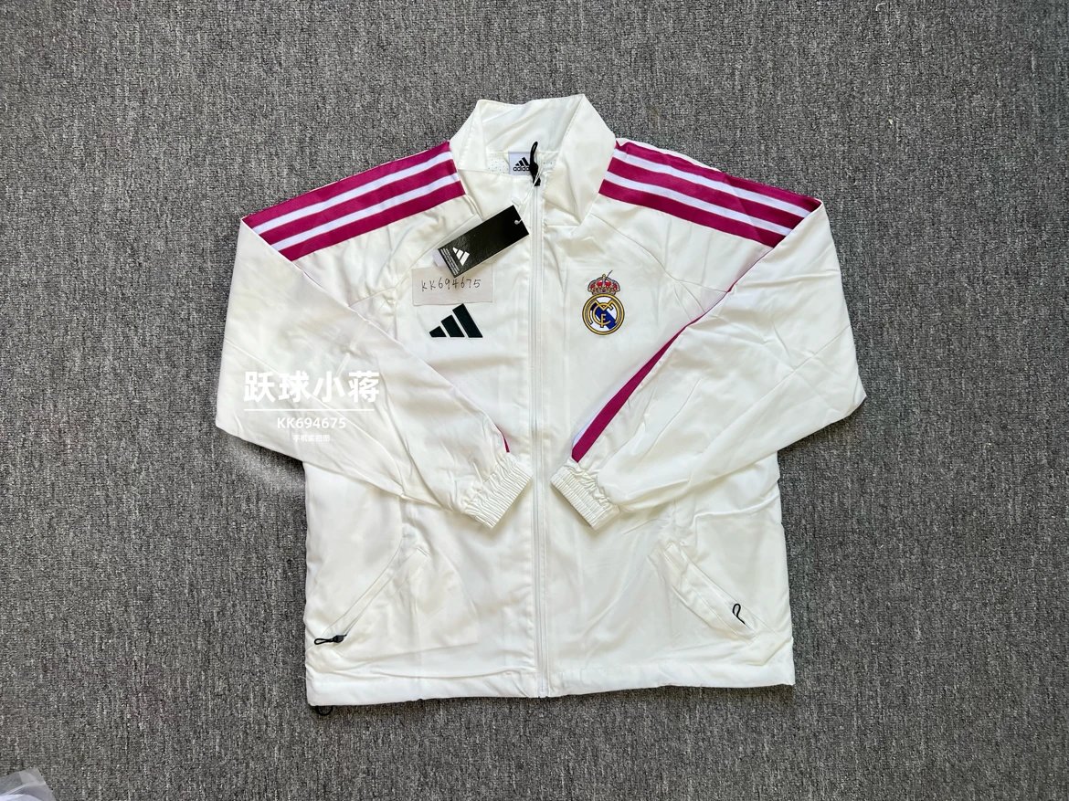 L1181 Real Madrid 26 home casual trench coats, Adidas Adidas, white and red stripe design, embroidered team logo on the chest, full zipper opening and closing, with zipper pocket, short version, light and thin fabric, suitable for spring and autumn sports and leisure wear