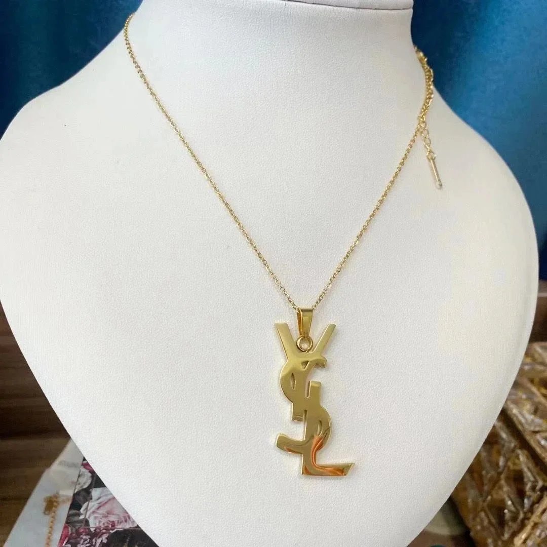 New Korean version of the large pendant letter necklace: findsindex.com