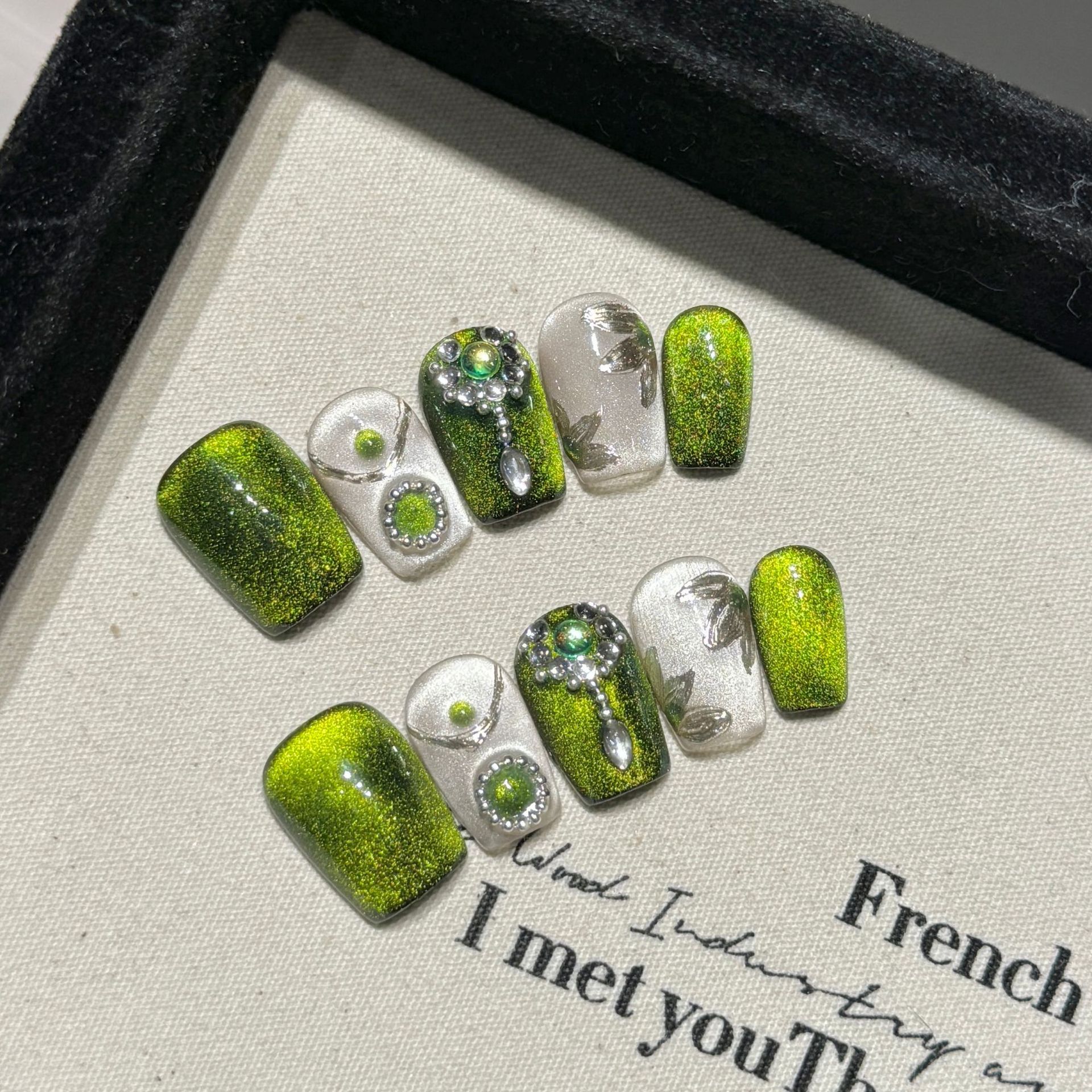 [Green Baohua Light] Pure Hand-worn Armor Melbourne Green Advanced Sense Small White Catchaser Cat's Eye Manicure Pieces