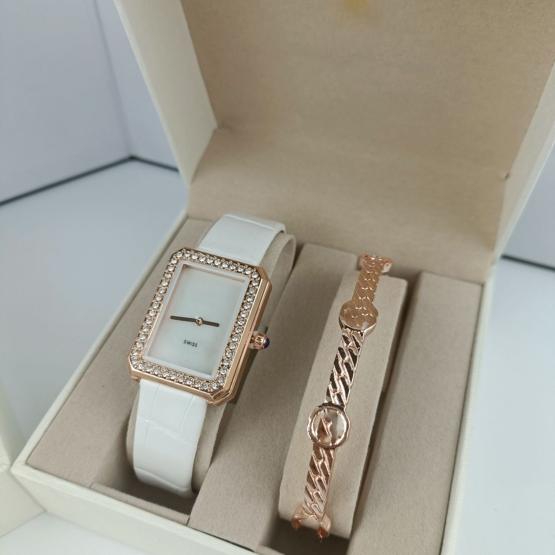 New Fashion Women's Belt Quartz Watch Foreign Trade Selection Sticky Diamond Alloy Gift Watch Strap Factory Direct Sales Wholesale