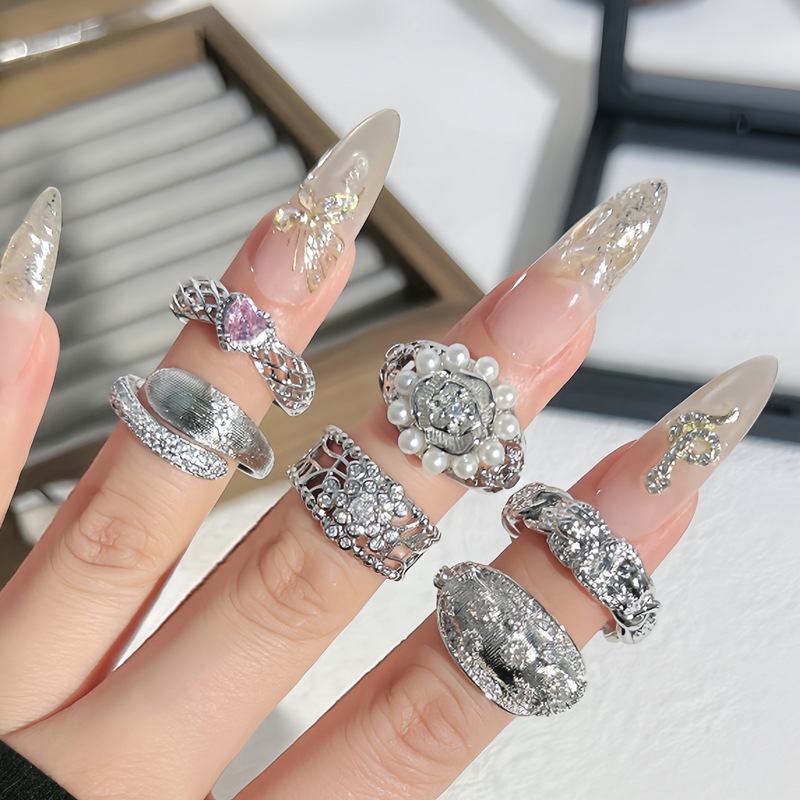 French Style Three-Dimensional Flower Pearl Inlaid High-Level Ring for Women Simple All-Match Gypsy Star-lined Vintage Finger Ring