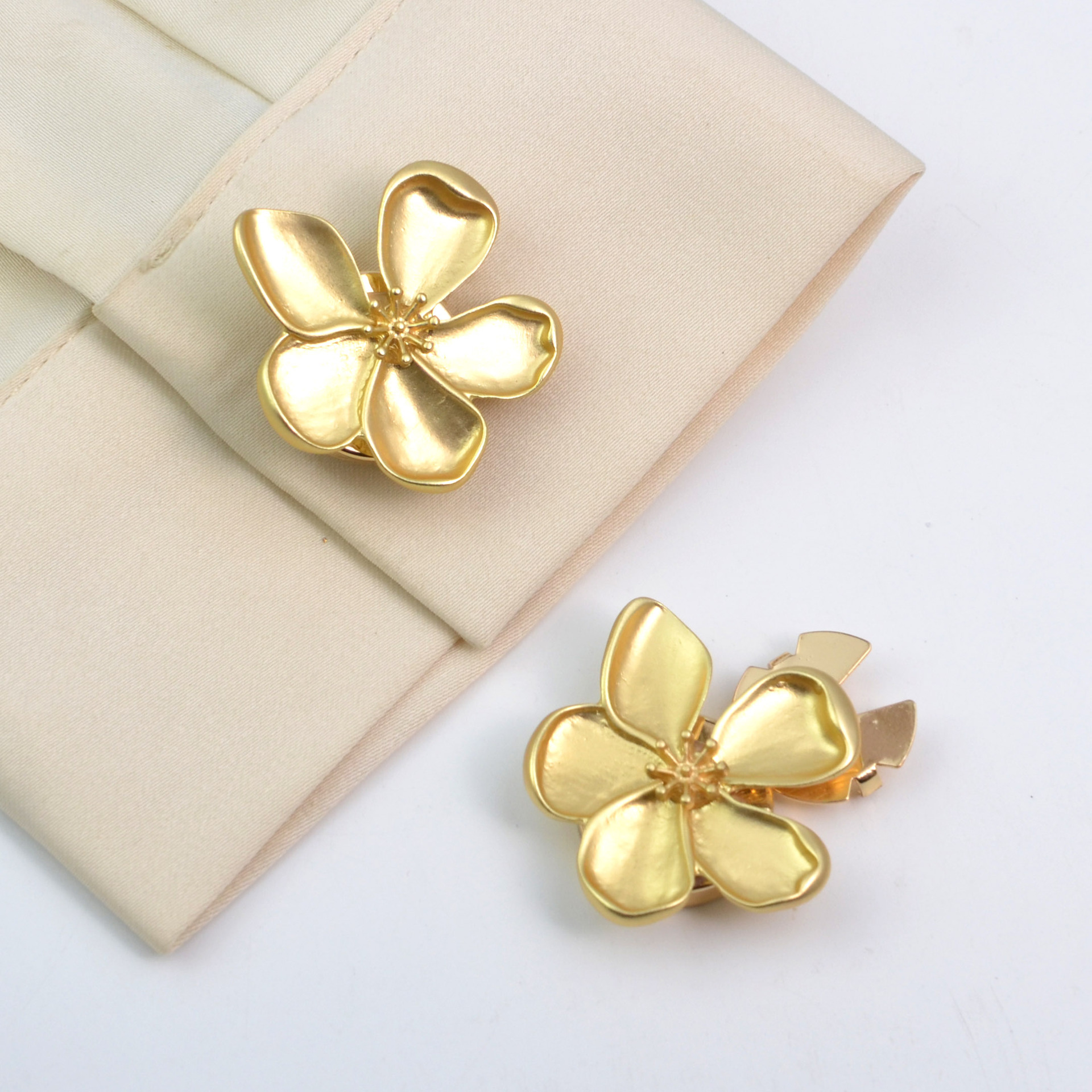 Button Cover Fashion Alloy Rhinestone Shirt Cufflink Button Cover Flower Collar Button Rhinestone Button Cover