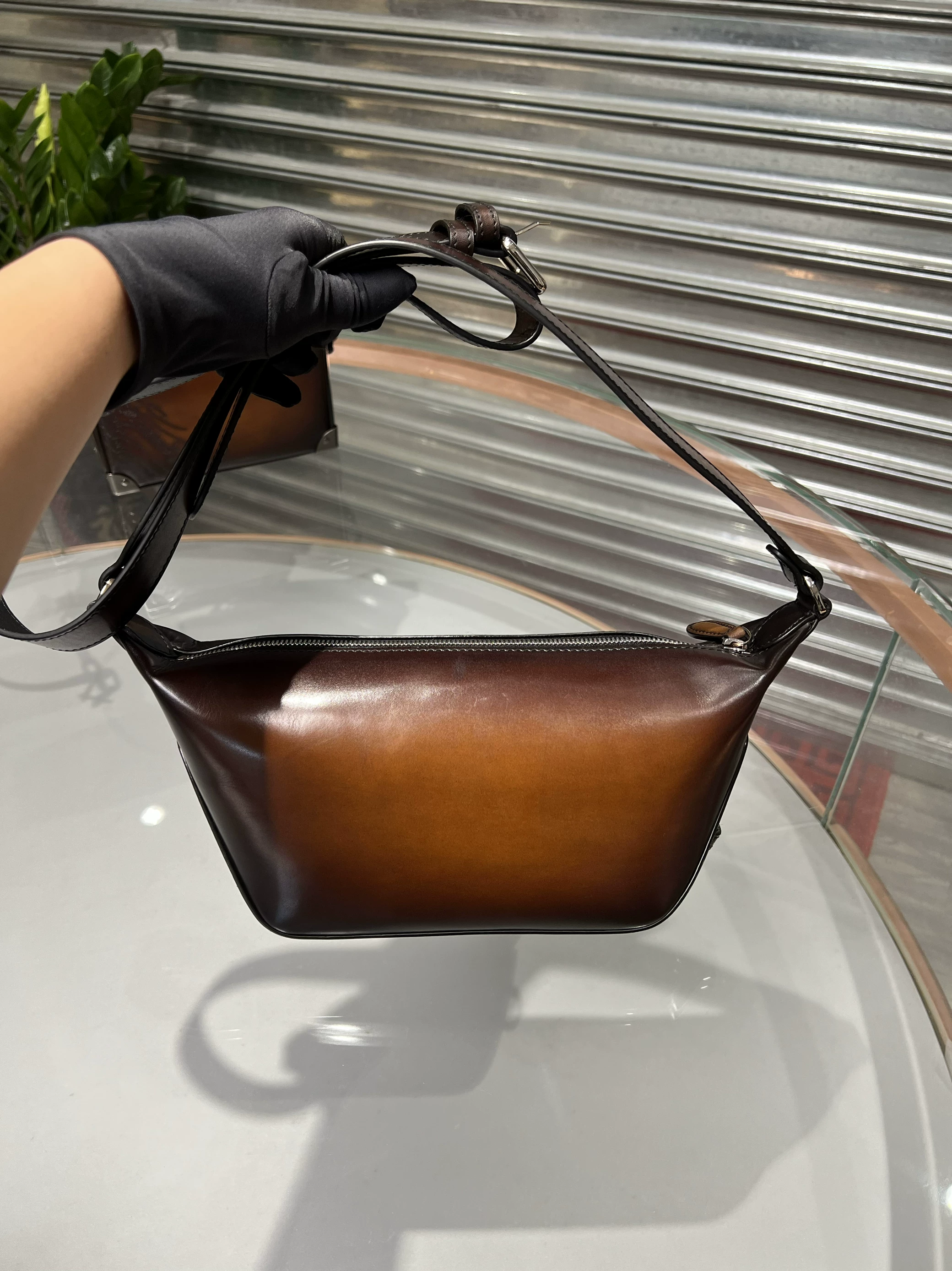 2025 Model Unisex Small Crossbody Bag, Fully Handcrafted with Traditional Color Treatment, Imported Top-Grain Vegetable-Tanned Calfskin Fotografie QC de pe TAOBAO pe Qualit.ly