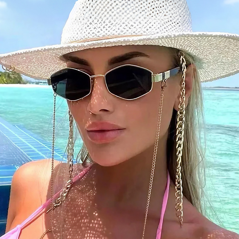 Retro Diamond-Shaped High-End Sunglasses for Women, New European and American Internet Celebrity Sun Protection Street Photography with Chain Sunglasses Fashion