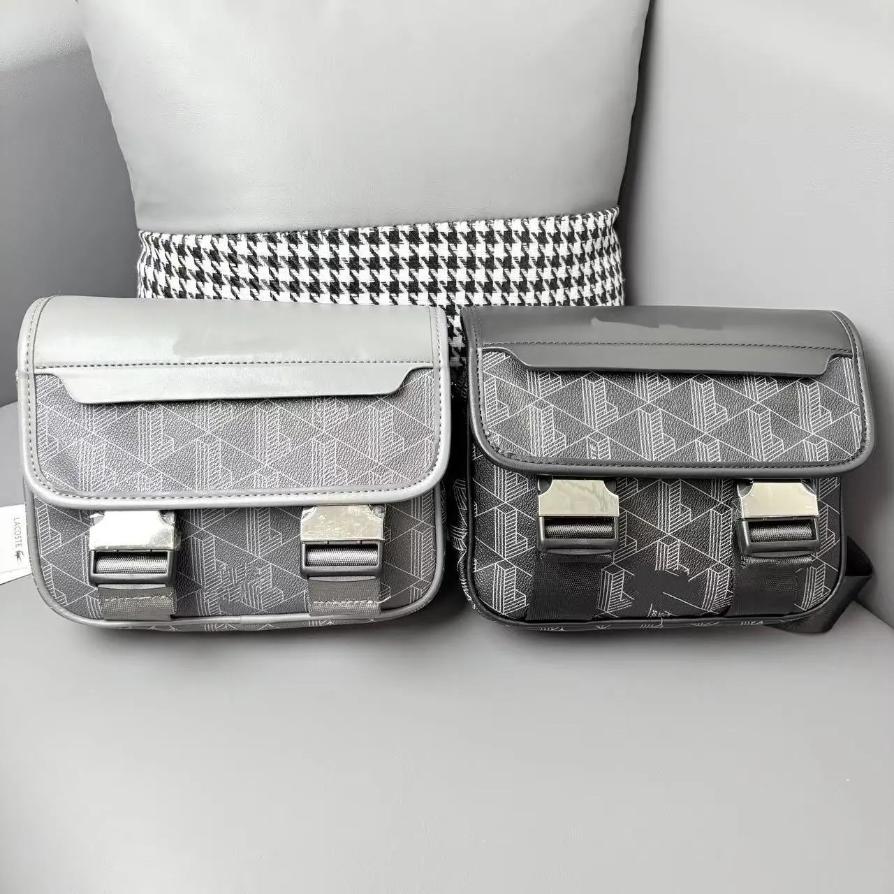 24 autumn new style retro printed cross-body bag for men with one-shoulder cover and double-button cross-body bag Foto QC de WEIDIAN na Qualit.ly