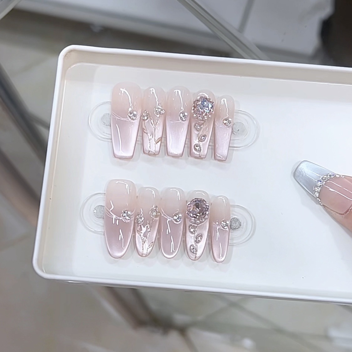 Naizi Hand-Wearing Armor Three-Dimensional Relief White Powder Rose Grammatical Broken Diamond Cat's Eye Nail Art Patch