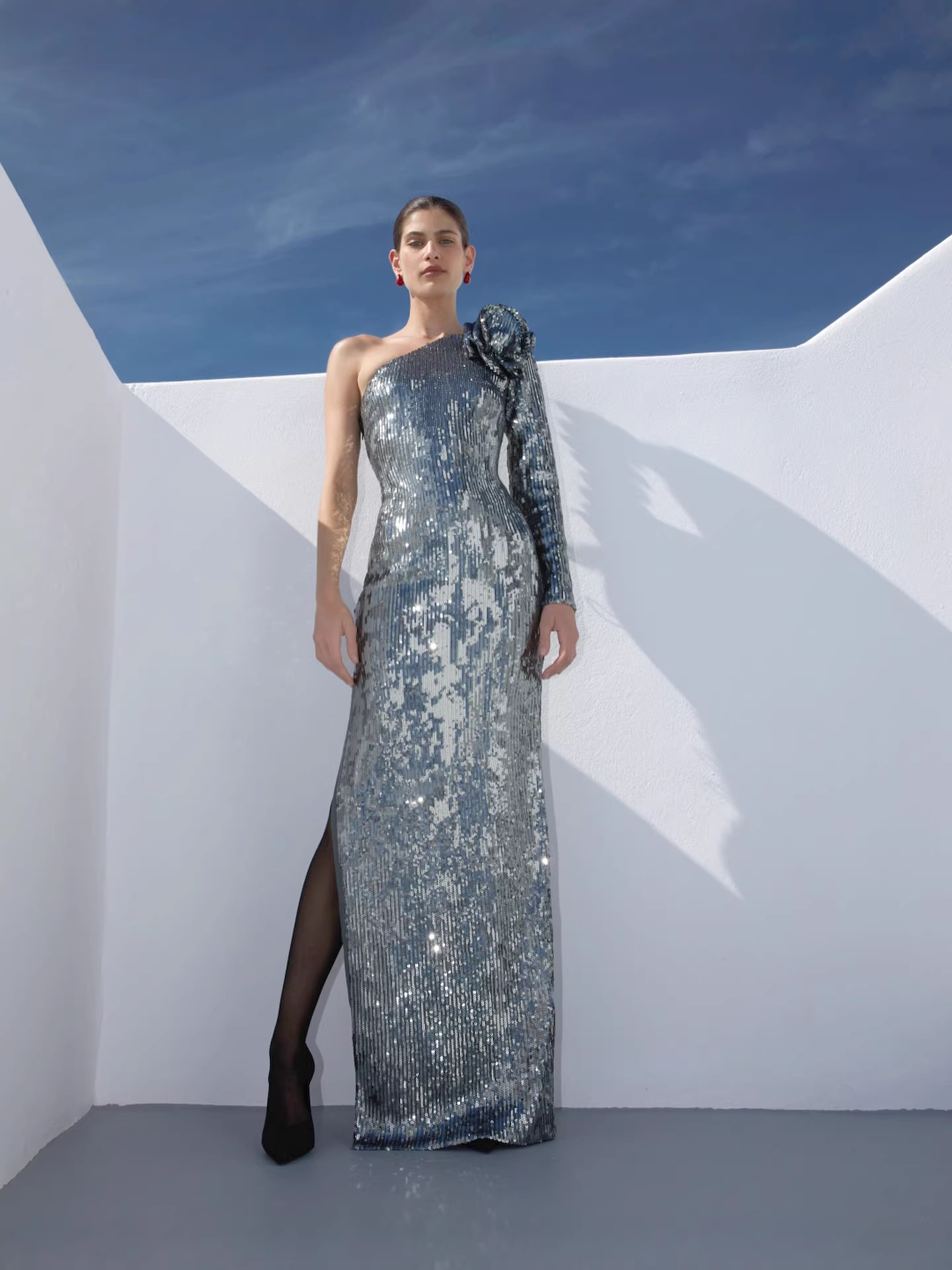 In stock | European and American Style Sexy Long-Sleeve High-End Party Dress with a Slim Fit, Unique Design, One-Shoulder Floral Sequins
