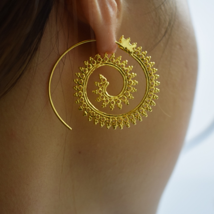 European and American trend personality round spiral earrings light luxury exaggerated whirlpool gear ear jewelry wholesale in stock