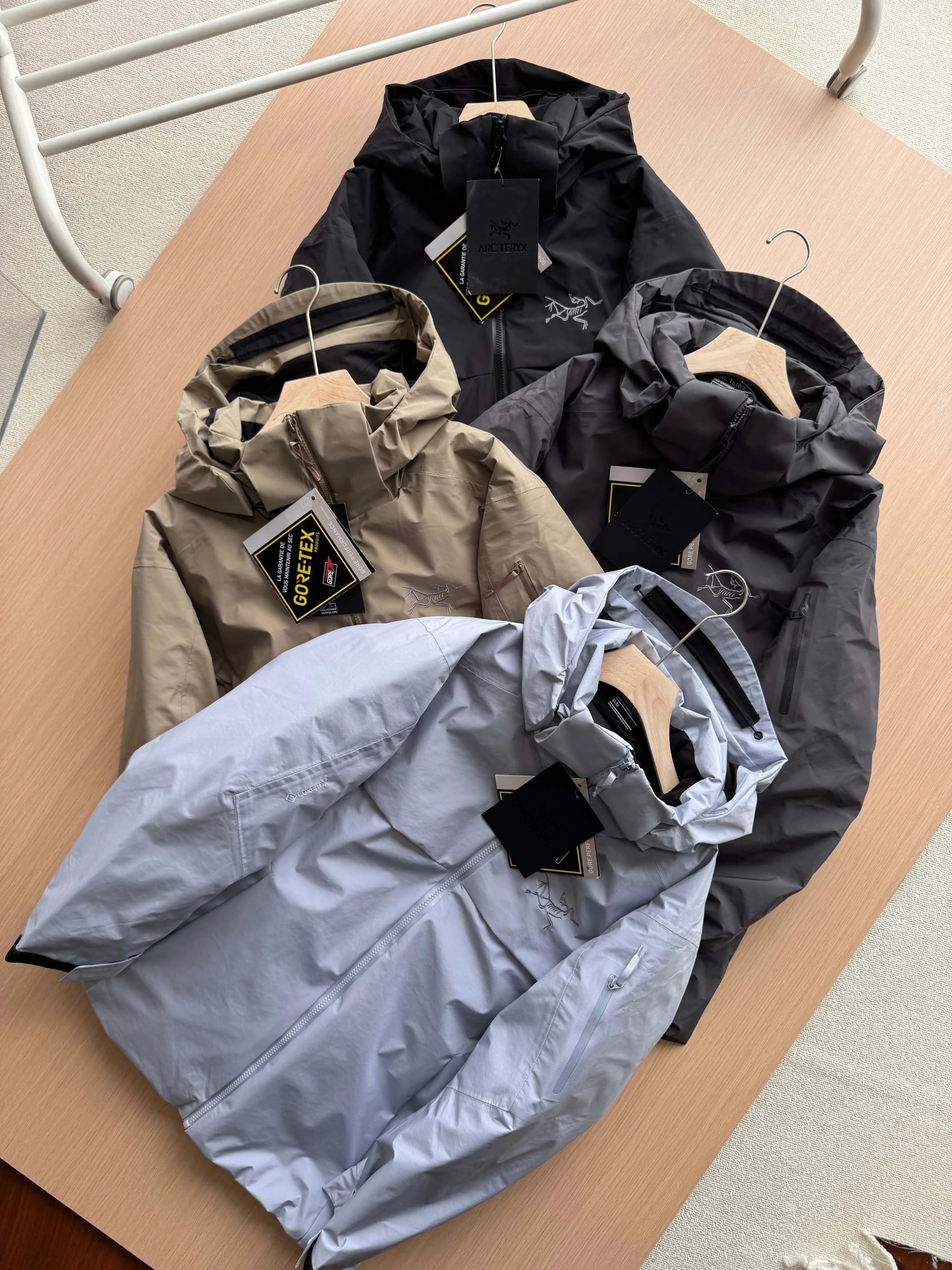 Arcteryx four-color hooded ski down jacket—unisex, perfect for couples! Big shopping spree! The hat is detachable! MACAI JACKET GORE-TEX Hooded Down Jacket – Windproof, Waterproof, and Warm – Men’s Ski Down Jacket – Classic Everyday Style